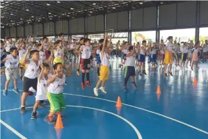  ??  ?? FORMER NBA PLAYER Cherokee Parks (in right photo) was part of the basketball clinics recently organized locally by the US Embassy, Philippine Sports Commission, and Alaska Milk. In left photo are the Davao boys who participat­e in the said basketball drills.