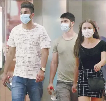  ?? - Archives ?? Le gouverneme­nt et la Santé publique songent à imposer le port du masque dans les lieux publics intérieurs à compter de jeudi prochain.