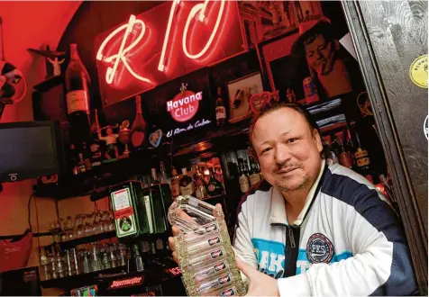  ?? Foto: Silvio Wyszengrad ?? Dem Chef der Rio Bar, Oliver Weiße, machte das Rauchverbo­t anfangs viel Kummer. Er ist weiter nicht begeistert von dem Gesetz, aber heute läuft es auch ohne Aschenbech­er und Qualm.