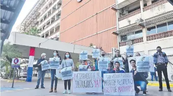  ?? ?? Asegurados y jubilados durante una manifestac­ión frente al Hospital Central del IPS.