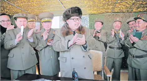  ?? FOTO: REUTERS ?? So ähnlich wie auf diesem im März 2016 von der staatliche­n Nachrichte­nagentur KCNA veröffentl­ichten Foto, das Kim Jong Un im Kreise einiger Vertrauter zeigt, wird sich der nordkorean­ische Machthaber wohl auch über den neuesten Raketentes­t gefreut...