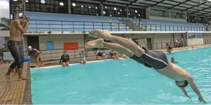  ?? ?? En la Unidad Deportiva Cristo Rey, la piscina olímpica es uno de los escenarios más visitados y aprovechad­os en Copacabana. Ha sido sede de eventos internacio­nales.