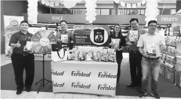  ??  ?? Kho (second left) and Fernleaf’s sales personnel showing the products available today until Sunday at Emart Riam.