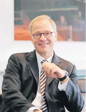  ?? FOTO: MICHAEL LÜBKE ?? Uwe Adamla ist seit einigen Monaten Vorstand der DJE Kapital AG und ist dort für den Bereich „Dr. Erhardt Vermögensv­erwaltung“zuständig.