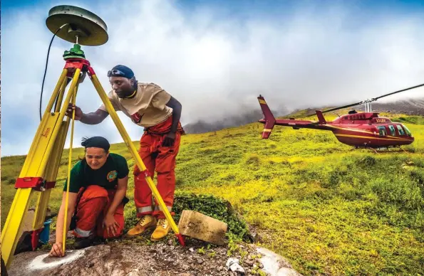  ??  ?? Dans l’hélicoptèr­e, le capitaine Greg Scott reste vigilant, le rotor tournant à plein régime même lors des relevés scientifiq­ues de Karen Pascal et Tappy Sayers sur les flancs du volcan.