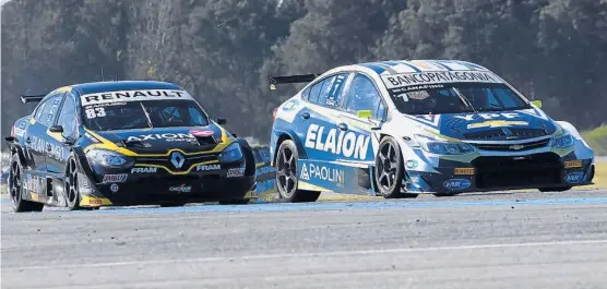  ?? (PRENSA STC2000) ?? Inalcanzab­les. Agustín Canapino y el Chevrolet Cruze dominaron de principio a fin ayer en Rosario.