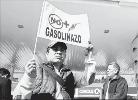  ??  ?? Bloqueo a una gasolinera ubicada en Paseo de la Reforma, esquina con Insurgente­s, ayer, en protesta por el alza de precios ■ Foto Jair Cabrera
