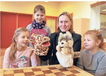  ?? FOTO: LAMMERTZ ?? An der Grotenburg­schule lernen die Kinder nun Giraffensp­rache unter anderem mit Handpuppen. Lina, Emily, Nadine Langemeyer und Maya (v.l.) zeigen Giraffe und Wolf.