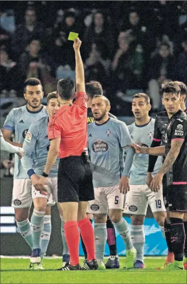  ??  ?? DOBLE AMARILLA. Jaime Latre expulsó a Fontàs y el Celta jugó con diez toda la segunda parte.