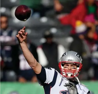  ?? NANCY LANE / BOSTON HERALD ?? WARMING UP: Tom Brady and the Patriots are aware of the effects the weather can have on their game when they face the Dolphins tomorrow in Miami Gardens, Fla.