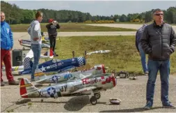  ??  ?? Patrick Fournat a placé son P47 en position de démarrage, le vol de groupe n’est plus très loin. Kit Top Flite, env. 2,20 m pour 10 kg, moteur DLE 55.