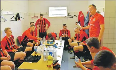  ?? 01_B34AAFC01 ?? Coach Alan Murray provides words of encouragem­ent in the changing room prior to kick-off.