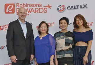  ??  ?? Peter Morris, Rose Ong, Robina Gokongwei-Pe and Robinsons Rewards brand ambassador Jessy Mendiola.