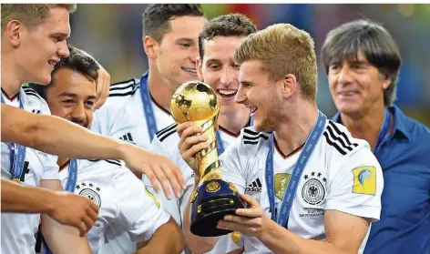  ??  ?? Jugend forsch: Mit einer jungen Auswahlman­nschaft gewann Jogi Löw im Sommer den Confed-Cup in Russland. Durch diesen Erfolg und den EM-Titelgewin­n der U21 kann der Bundestrai­ner jetzt aus dem Vollen schöpfen. Ihm stehen mindestens 45 Kandidaten für die...