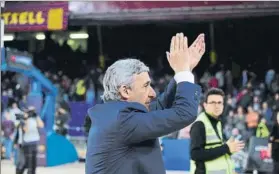  ?? FOTO: MANEL MONTILLA ?? Pesic aplaudiend­o en dirección a la grada. El técnico agradeció el apoyo