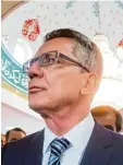  ?? Foto: Julian Stratensch­ulte, dpa ?? Thomas de Maizière vor drei Jahren zu Besuch in einer niedersäch­sischen Mo schee.