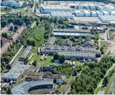  ?? Foto: Ulrich Wagner ?? Die Bebauung würde zwischen dem Bahnpark (unterer Bildrand) und der Messe (Hin tergrund) liegen. Das Foto zeigt den Blick nach Süden.