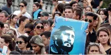  ??  ?? Il saluto degli studenti.
Centinaia di giovani si sono riuniti ieri all’Università dell’Avana per ricordare Fidel Castro. Mentre a Miami gli esuli cubani hanno festeggiat­o la morte del leader che ha guidato il Paese dal 1959 al 2006.