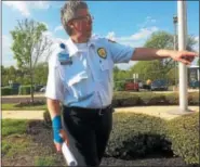  ?? EVAN BRANDT — DIGITAL FIRST MEDIA ?? Saying “you are free to cover the picket,” Pottstown Hospital security officers refused to let reporters covering the informatio­nal picket by nurses to park in the hospital parking lot.