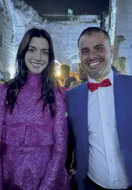  ?? ?? L’attrice Anne Hathaway con Mariano Angelucci, presidente della commission­e Turismo del Campidogli­o