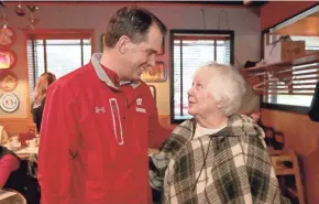  ?? MIKE DE SISTI / MILWAUKEE JOURNAL SENTINEL ?? Gov. Scott Walker talks with Helen Bielefeld of Wauwatosa while doing some last-minute campaignin­g at Johnny V’s Classic Cafe on South 84th Street in West Allis on Tuesday.