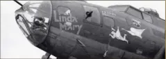  ?? USAF ?? Le B-17 Linda Mary arborait l’insigne du 381st BG juste sous la fenêtre du poste du commandant de bord.
