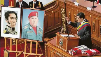  ?? FOTO REUTERS ?? Prezident a jeho inspirace.
Venezuelsk­ý vůdce Nicolás Maduro řeční v Národním shromážděn­í.