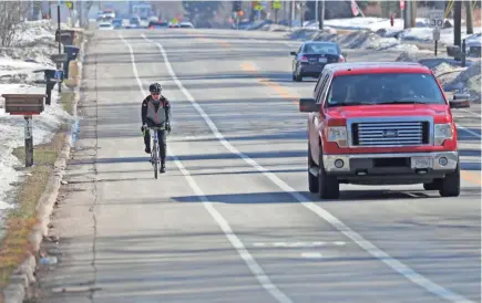  ?? MIKE DE SISTI / MILWAUKEE JOURNAL SENTINEL ?? Glendale's new bike and pedestrian plan recommends more bike lanes, similar to ones on Bender Road, and other improvemen­ts throughout the city.