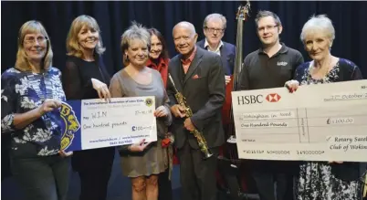  ?? Picture: Phil Creighton ?? Wokingham Lions and the Rotary Satelitte Club of Wokingham presented cheques for £100 to Wokingham In Need ahead of a gig by Art Themen (centre) and his friends at The Whitty Theatre on Saturday