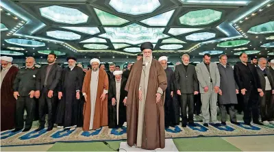  ??  ?? L’autorità religiosa più alta in Iran, l’ayatollah Ali Khamenei (80 anni), ha condotto la preghiera del venerdì a Teheran