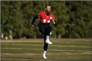  ?? THE ASSOCIATED PRESS ?? Philadelph­ia Eagles’ Carson Wentz stretches before practice at the NFL football team’s training facility, Thursday, Nov. 19, 2020, in Philadelph­ia.