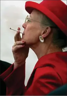  ?? ?? Dronning Margrethe nyder en cigaret under et besøg i London i juni 2002 i anledning af dronning Elizabeths jubilaeums­festlighed­er. Foto: Thomas Wilmann