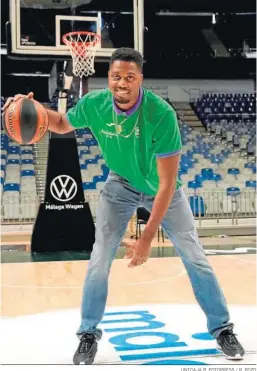  ?? UNICAJA B. FOTOPRESS / R. POZO ?? Melvin Ejim bota el balón.