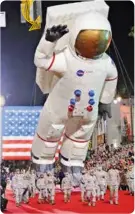  ??  ?? Astronautb­allong Hvert år arrangeres en stor juleparade i byen Los Angeles.