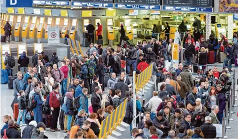  ?? Foto: Uwe Anspach, dpa ?? Die Kontrolleu­re am Frankfurte­r Flughafen fertigen im Schnitt 80 Passagiere pro Stunde ab. Andere Flughäfen in Amsterdam, Madrid oder Brüssel schaffen in der gleichen Zeit doppelt so viele Fluggäste. GELDWÄSCHE ERNÄHRUNG