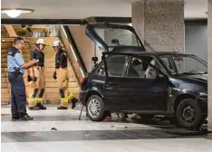  ?? Foto: Paul Zinken, dpa ?? Da steht ein Auto auf dem Bahnsteig! U Bahn Fahrer im Berliner Bezirk Spandau trauten ihren Augen nicht, als das Gefährt ohne Fahrer plötzlich die Treppe herab rollte.