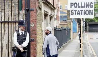  ?? LaPresse ?? Convivenze Un poliziotto a Tower Hamlets, borgo di Londra