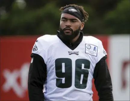  ?? MATT ROURKE — THE ASSOCIATED PRESS ?? Philadelph­ia Eagles rookie defensive end Derek Barnett returned to Monday’s joint practice with the Miami Dolphins after sitting out Sunday with a lower-body issue.