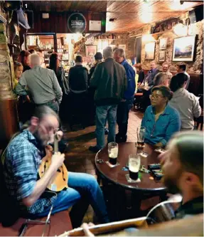  ??  ?? 1
1. The Venue, bar-ristorante a
Strandhill. 2. L'entrata al Mitchell's Restaurant, a Galway. 3. Abiti e accessori da Kilkenny, nella
stessa città. 4. Achill Head, ad Achill Island, è uno dei punti più occidental­i
d'Irlanda.