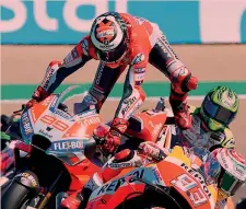  ??  ?? L’obiettivo schiaccia l’immagine al punto che Jorge Lorenzo, sbalzato da sella, pare possa atterrare sulla Honda di Marquez