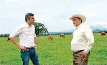  ??  ?? Encuentros. El candidato presidenci­al arenero, Carlos Calleja, realizó una visita por distintos municipios de Chalatenan­go, donde se reunión con representa­ntes de sectores productivo­s, a quienes ofreció apoyo.