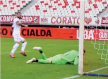  ?? ARCIERI ?? Così Mirco Antenucci insacca il terzo gol del Bari