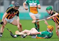  ??  ?? CATS POUNCE: Offaly’s Liam Langton is outnumbere­d