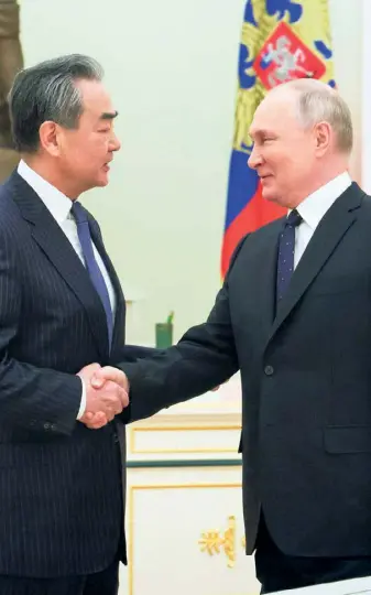  ?? ?? Chinas Topdiploma­t Wang Yi wird von Russlands Präsident Putin freundlich empfangen.