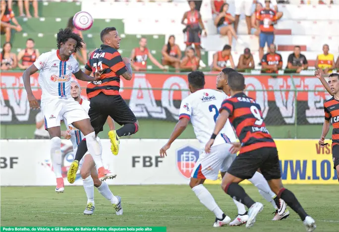  ??  ?? Pedro Botelho, do Vitória, e Gil Baiano, do Bahia de Feira, disputam bola pelo alto