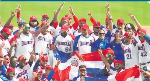  ??  ?? La Selección de República Dominicana celebra esta victoria que la coloca con un lugar en la justa olímpica de Tokio.