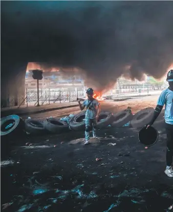  ?? / AFP ?? Un grupo de jóvenes arman una barricada durante las protestas en Birmania.