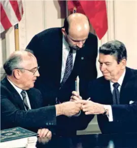  ??  ?? Los expresiden­tes Mijail Gorbachov y Ronald Reagan.
