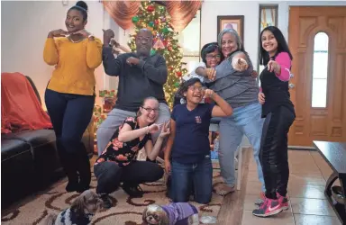  ?? PHOTOS BY MARK HENLE/THE REPUBLIC ?? Christmas 2019: The Agnew family on Dec. 22, from left, are Soriah, 16; James; Serinity, 15; Deandra-Jane; 9; Rihanna (formerly Aliyah), 11; Lorraine; and Jacky, 13, in front of their tree.