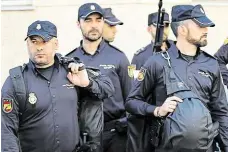  ?? Příslušníc­i policejníc­h jednotek hlídkují ve městě Pineda de Mar severně od Barcelony. Katalánci chtějí jejich odchod. FOTO REUTERS ?? Španělská policie.